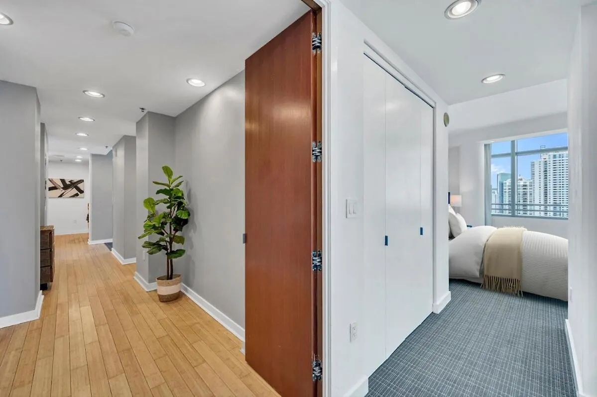 Spacious Corner At Aka With Bay View In Ideal Location Free Parking * Miami