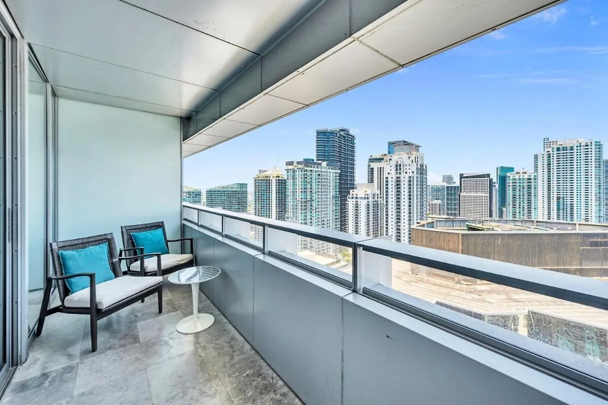 Spacious Corner At Aka With Bay View In Ideal Location Free Parking Miami