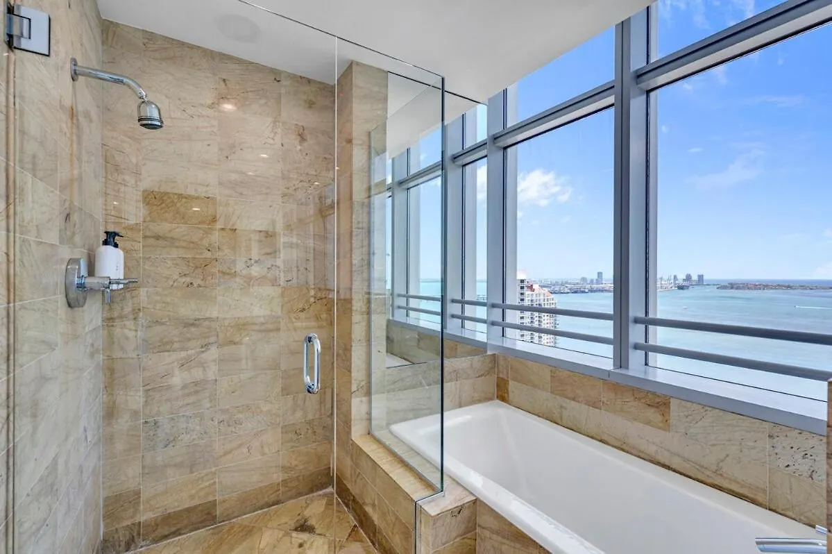 Spacious Corner At Aka With Bay View In Ideal Location Free Parking * Miami