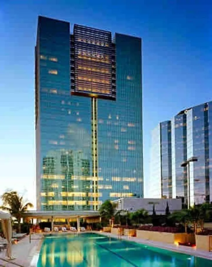 Spacious Corner At Aka With Bay View In Ideal Location Free Parking