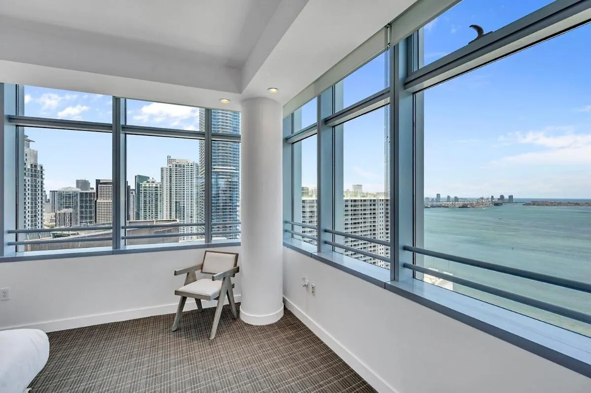 Spacious Corner At Aka With Bay View In Ideal Location Free Parking Miami