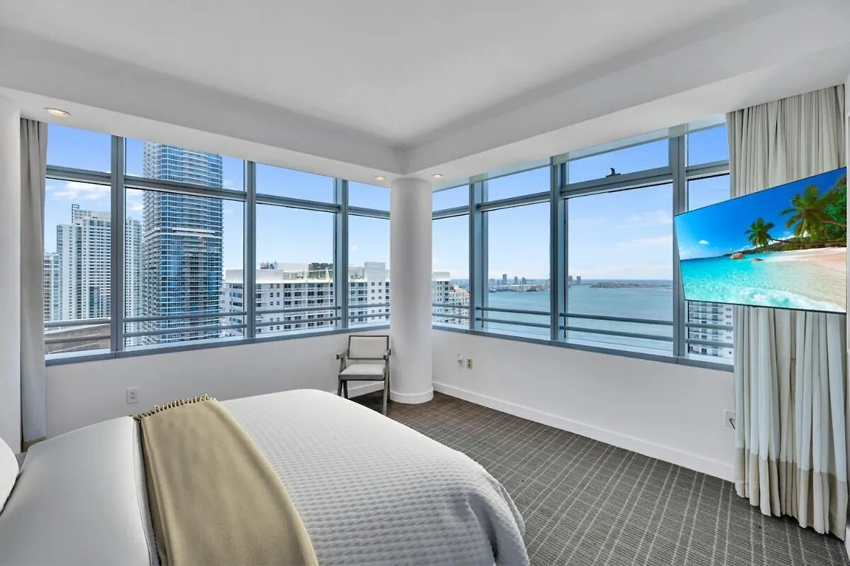 Spacious Corner At Aka With Bay View In Ideal Location Free Parking *