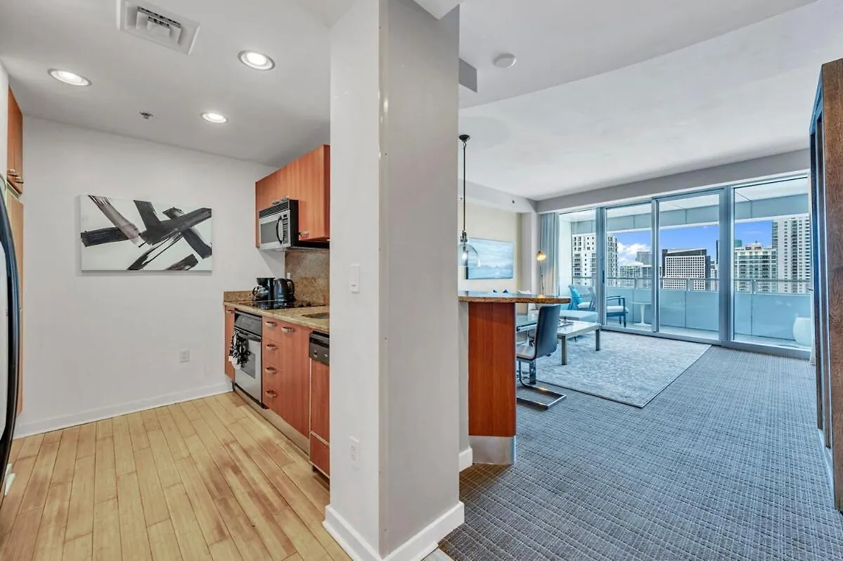 Spacious Corner At Aka With Bay View In Ideal Location Free Parking *