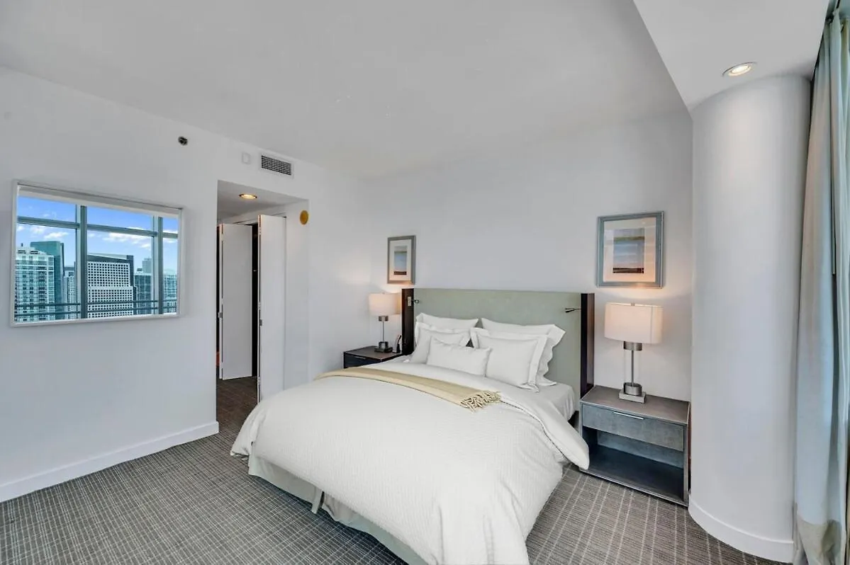 Spacious Corner At Aka With Bay View In Ideal Location Free Parking Miami