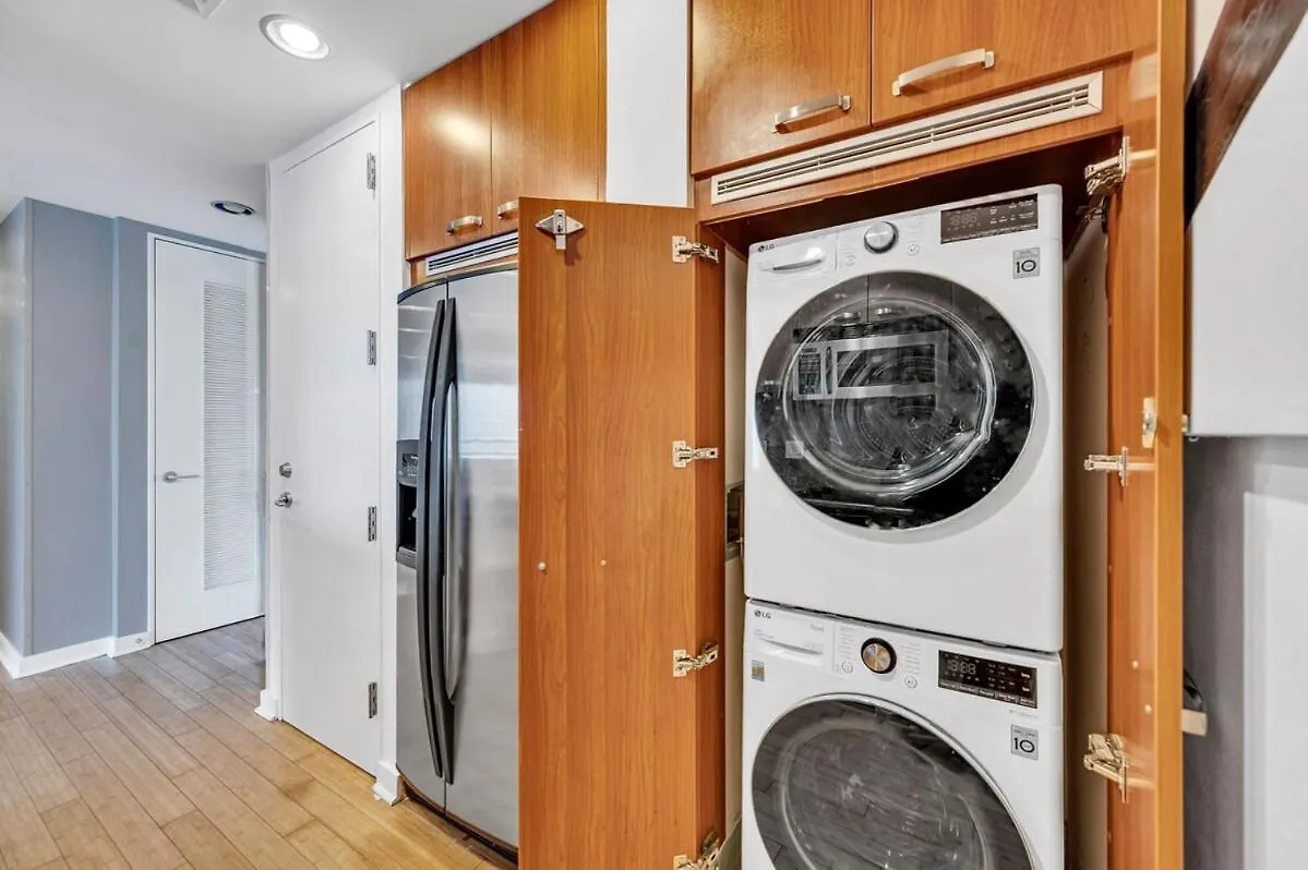 Spacious Corner At Aka With Bay View In Ideal Location Free Parking * Miami