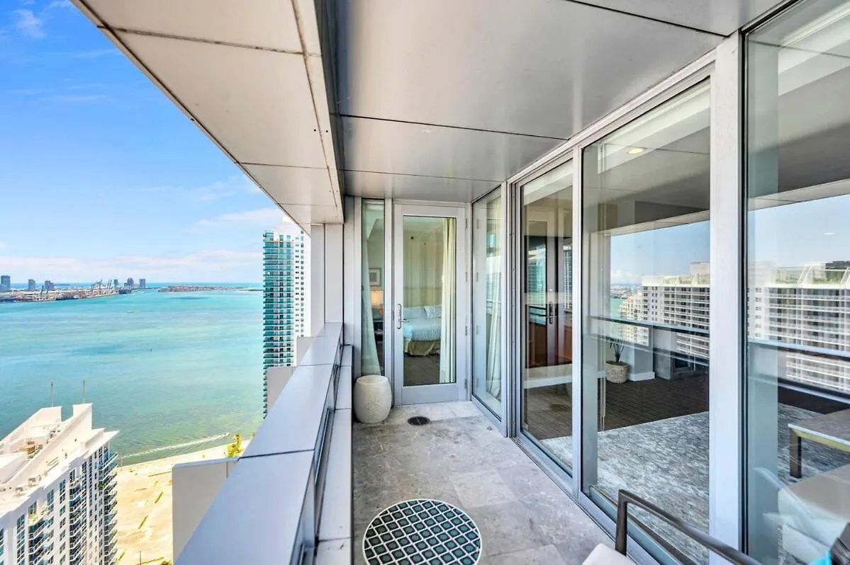 Spacious Corner At Aka With Bay View In Ideal Location Free Parking Miami