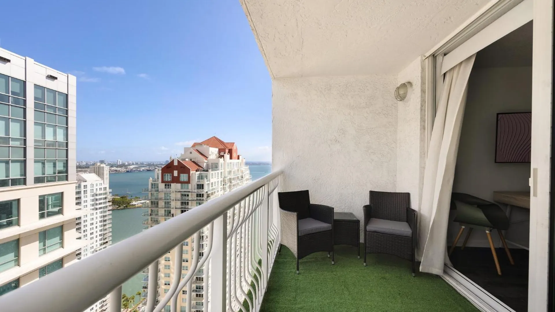 In Brickell With Pool, Gym, Free Parking And Game Miami