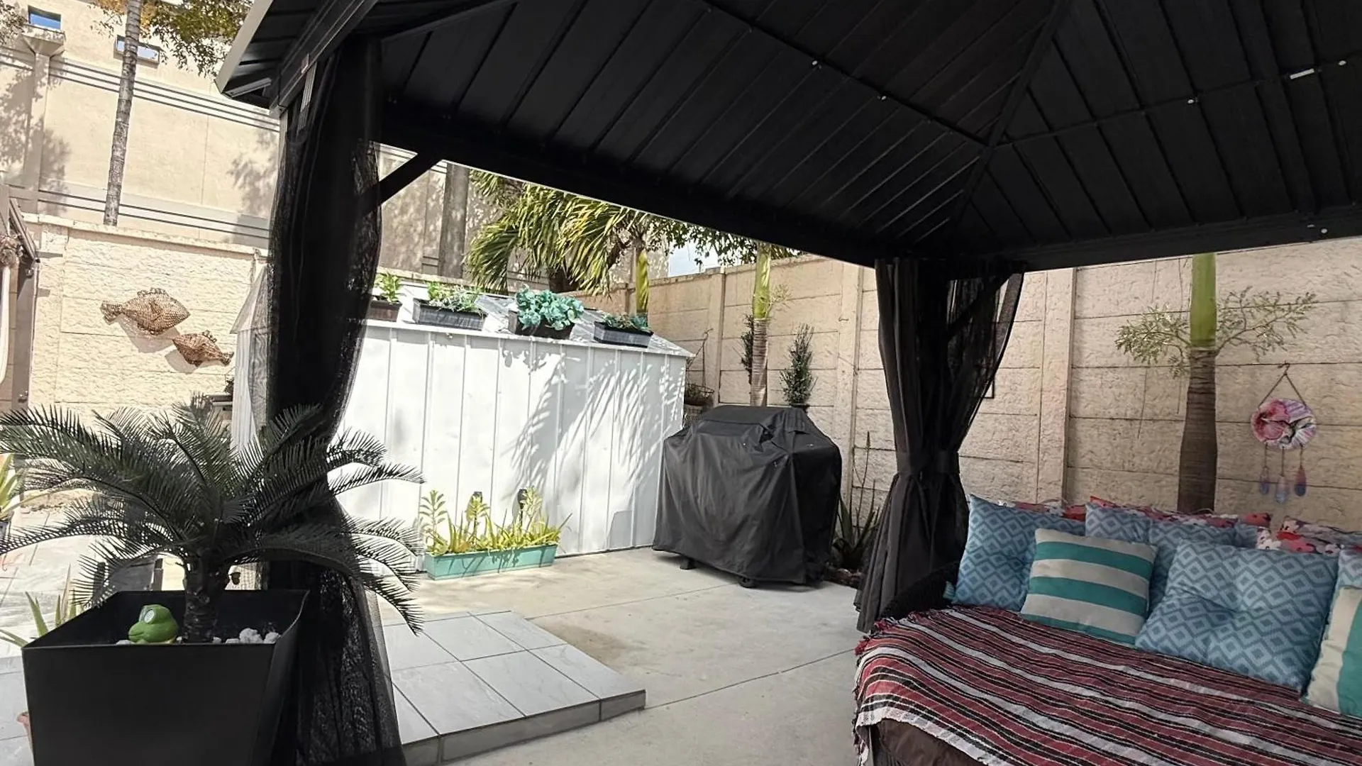 Tiny Place W Private Hot Jacuzzi 7 Min To International Airport Bed & Breakfast *
