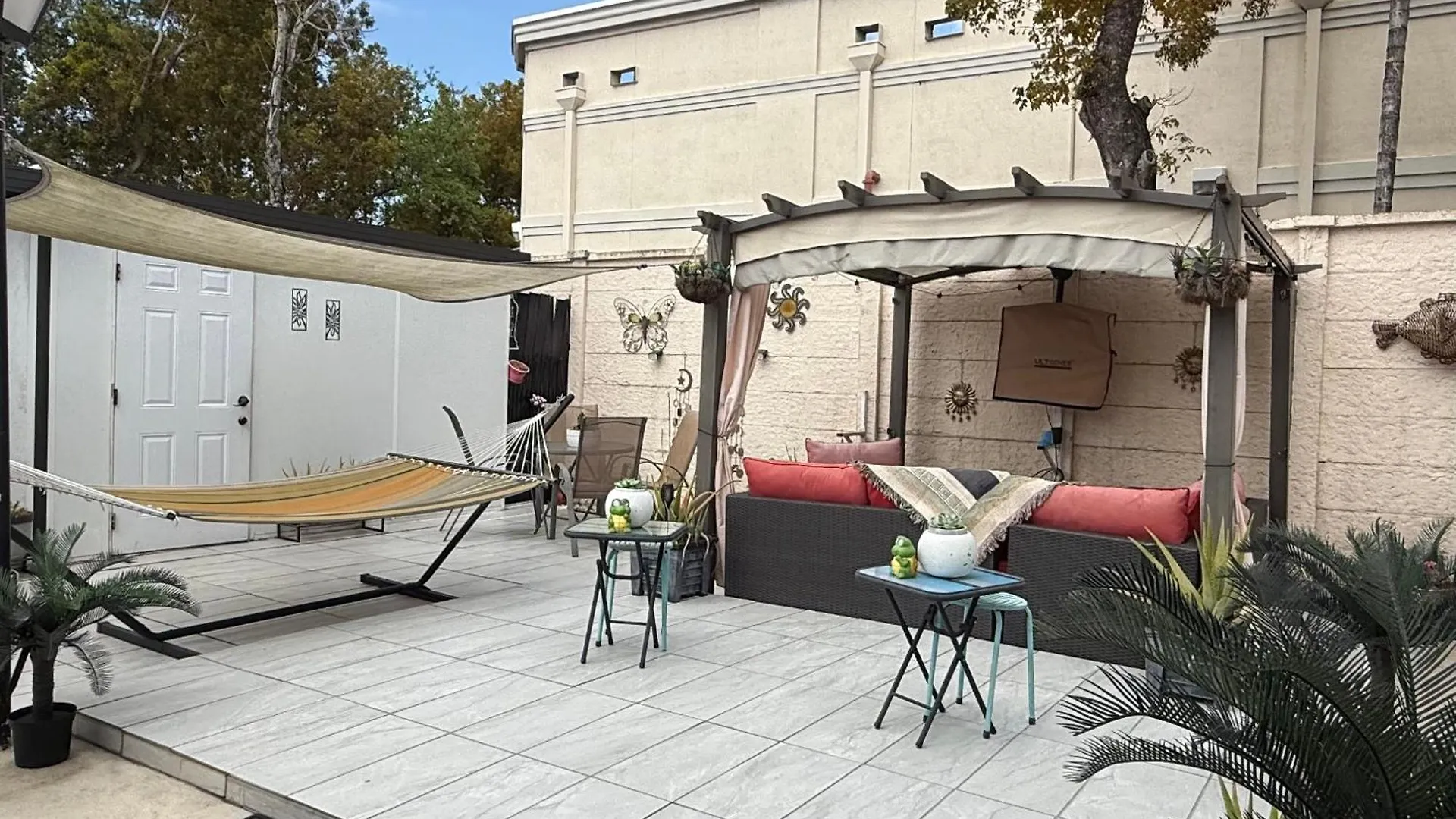 Bed & Breakfast Tiny Place W Private Hot Jacuzzi 7 Min To International Airport *