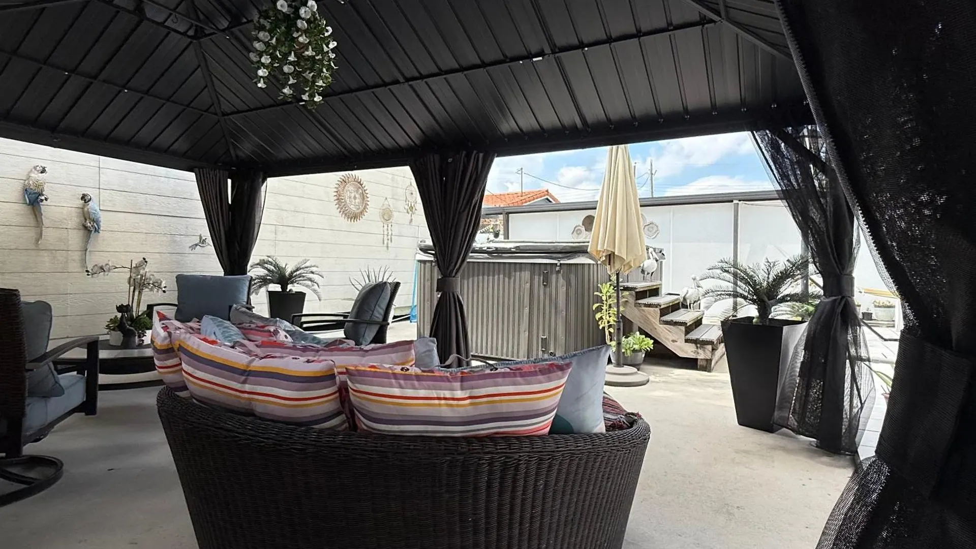 Tiny Place W Private Hot Jacuzzi 7 Min To International Airport Bed & Breakfast *