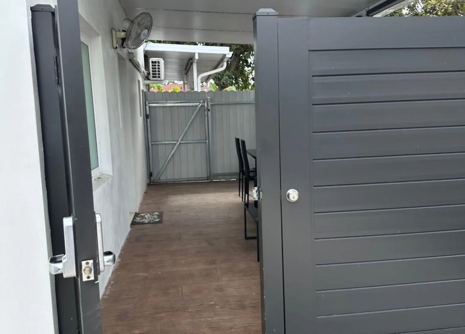 Comfortable Modern Apartment- Location. *