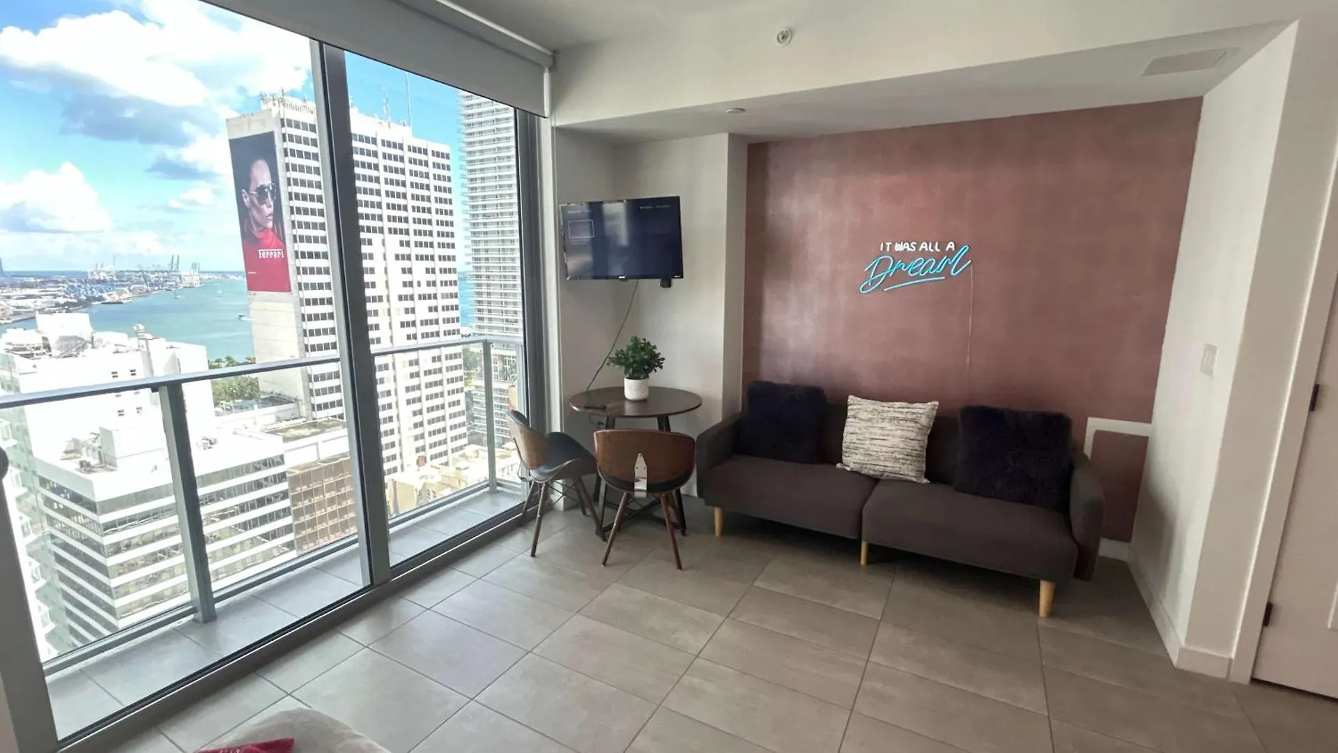 Apartment Huge Pool & Gym - Explore Miami's Heat