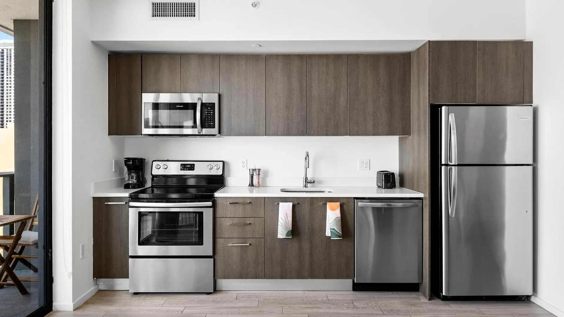 Breezy Luxury Residences - Near Kaseya Center Apartment