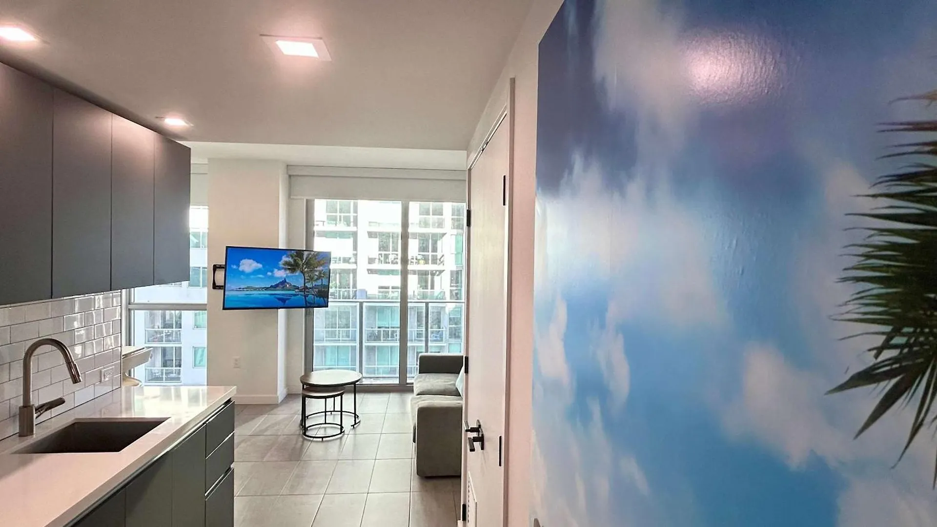 Sky-high Oasis Large Pool & Gym