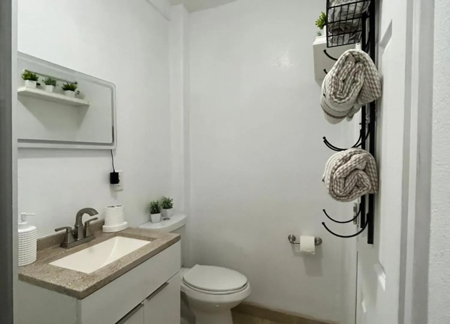 Guest W Free Parking At 7 Min To International Airport Homestay