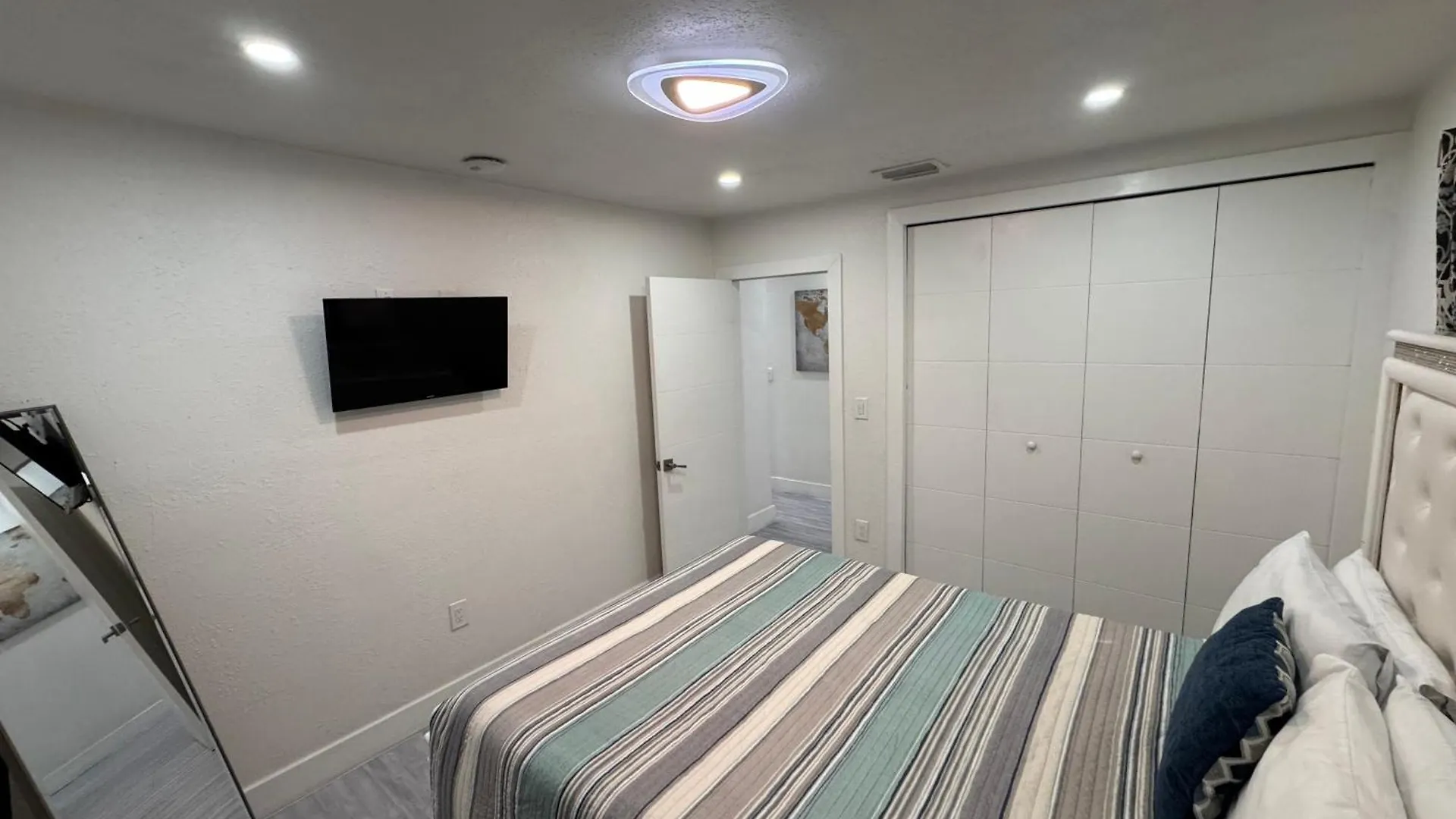 Stylish 2 Bedrooms By Airport 公寓