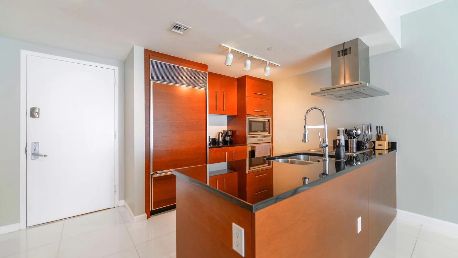 Panoramic Views From 45th Floor Brickell Apartment Miami