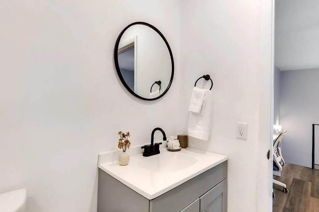 1b Next To Airport Virg 12 Apartment *