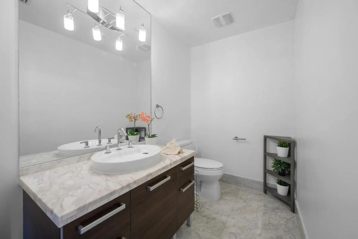 Luxury Living In Downtown Apartment *