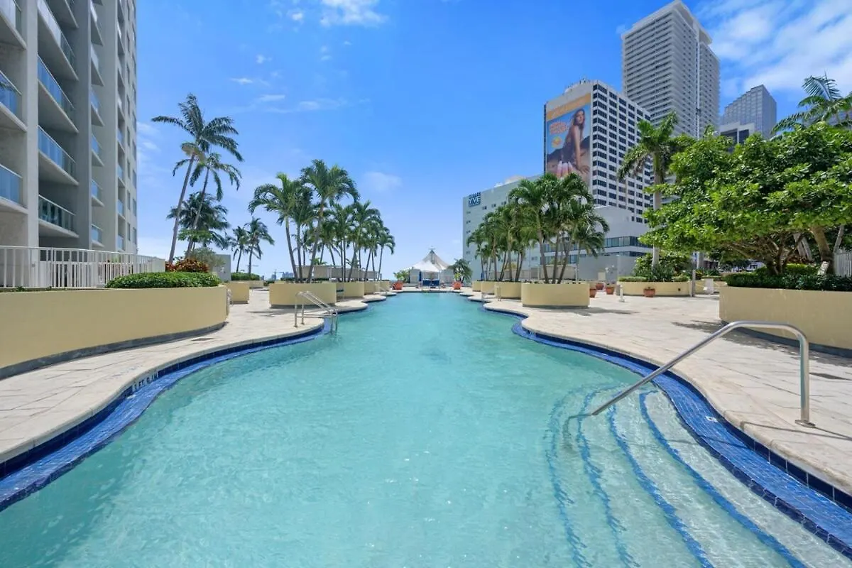 Luxury Living In Downtown Apartment *