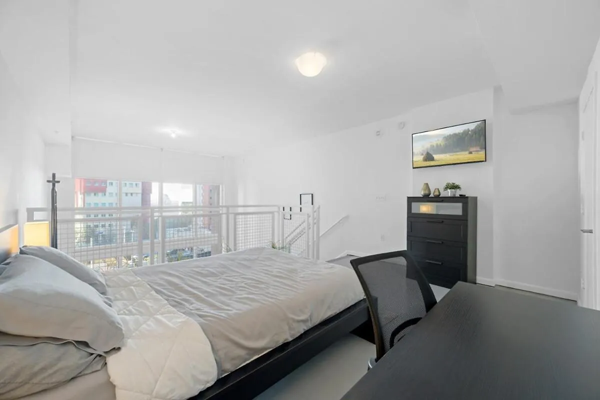 Apartment Luxury Living In Downtown *