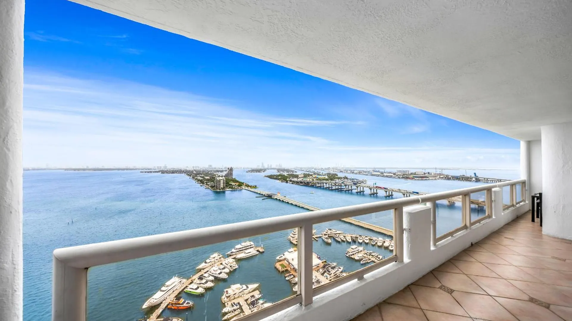 4 Bedroom With Stunning Balcony View *