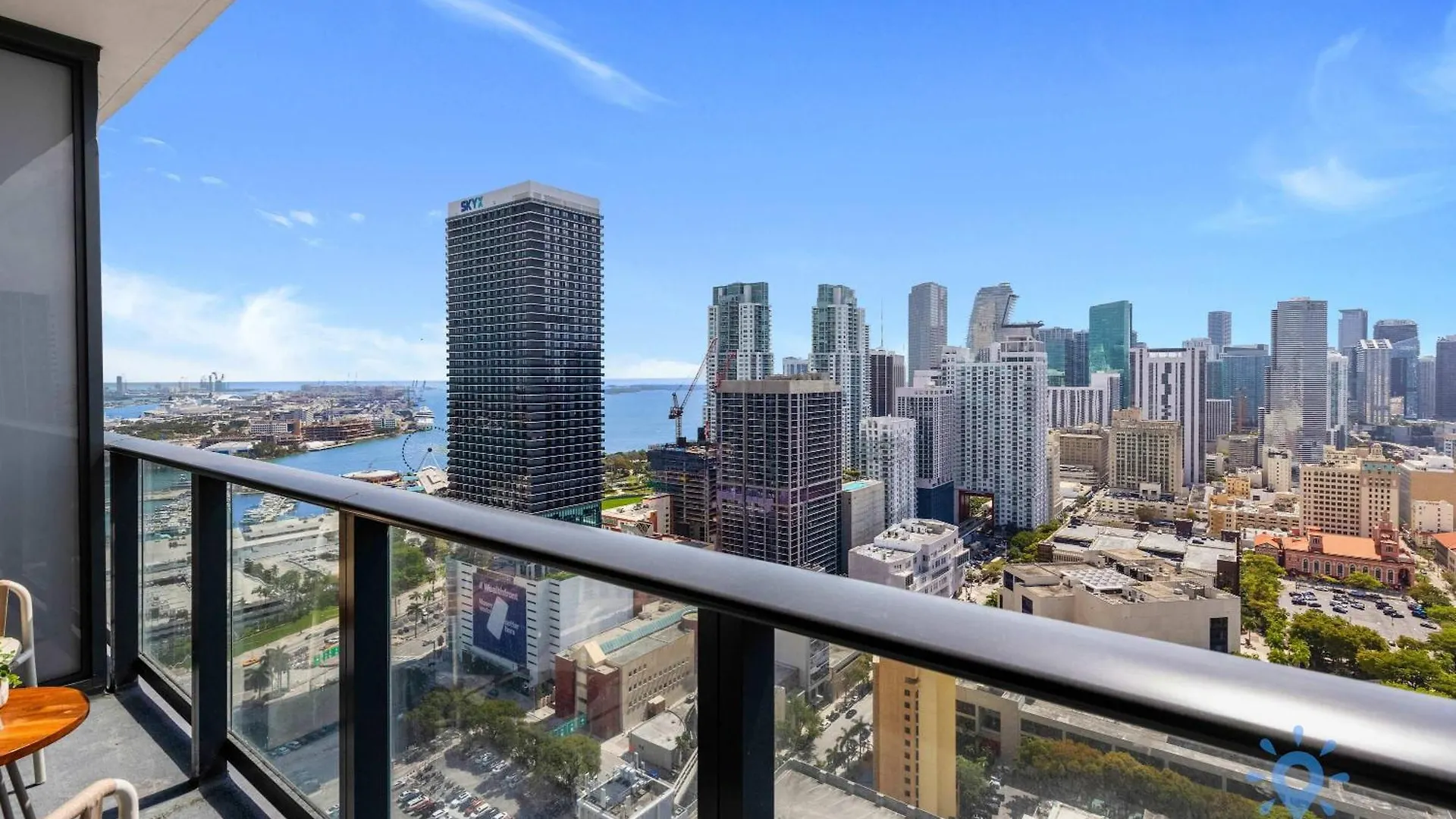 Stylish -amenities & Pool Apartment *
