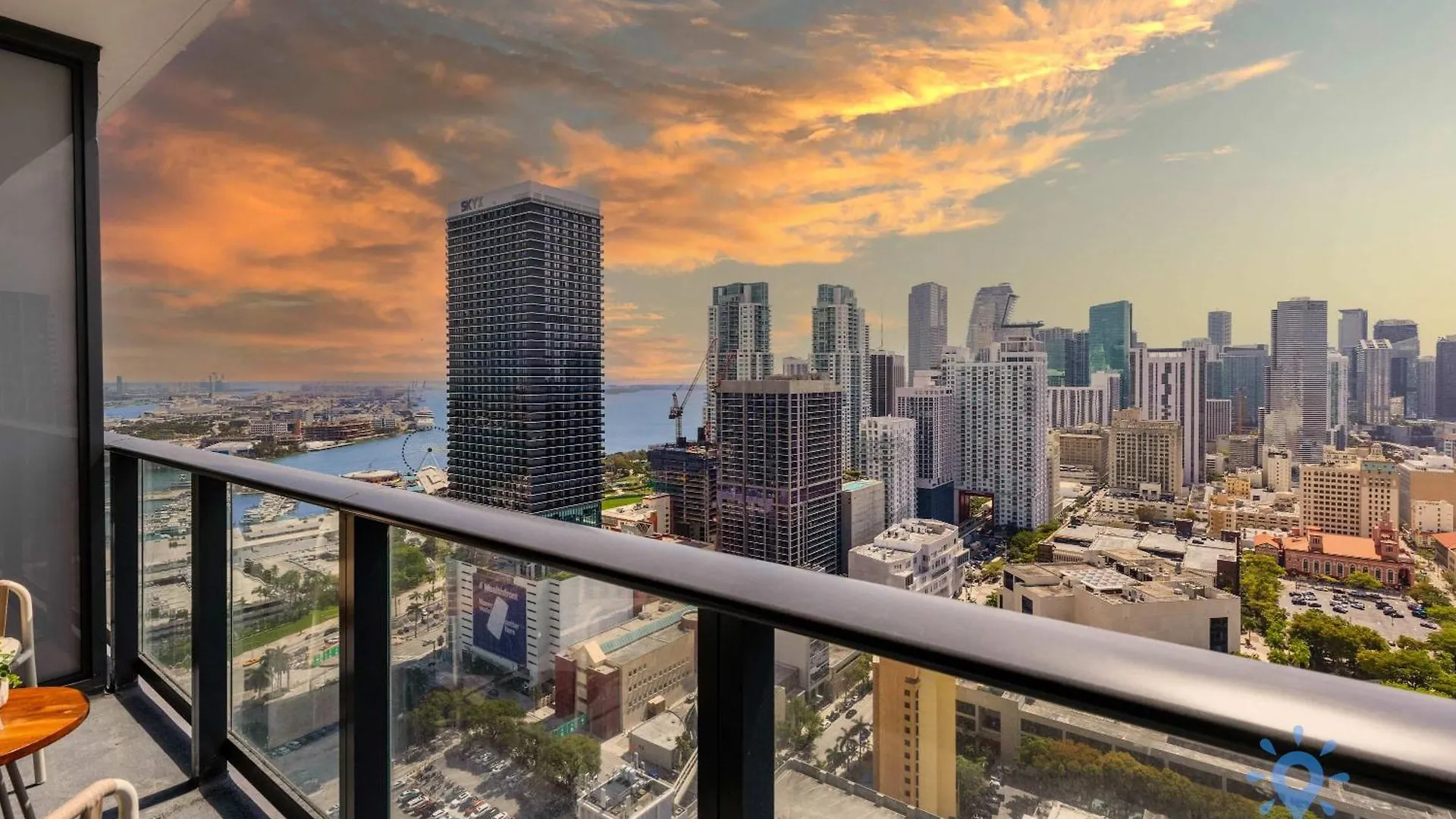 Stylish -amenities & Pool Apartment