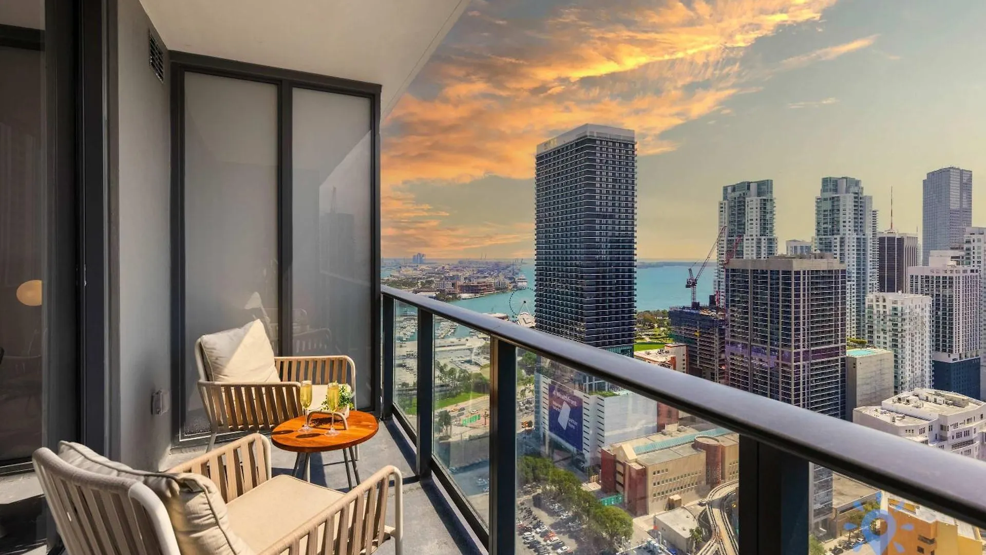 Stylish -amenities & Pool Apartment Miami