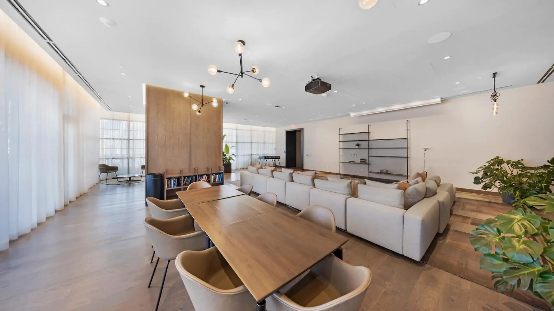 Modern In Downtown With Stunning Views *
