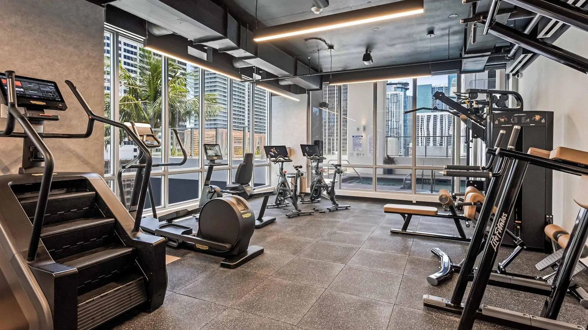 Huge Pool & Gym - Explore Miami's Heat Apartment