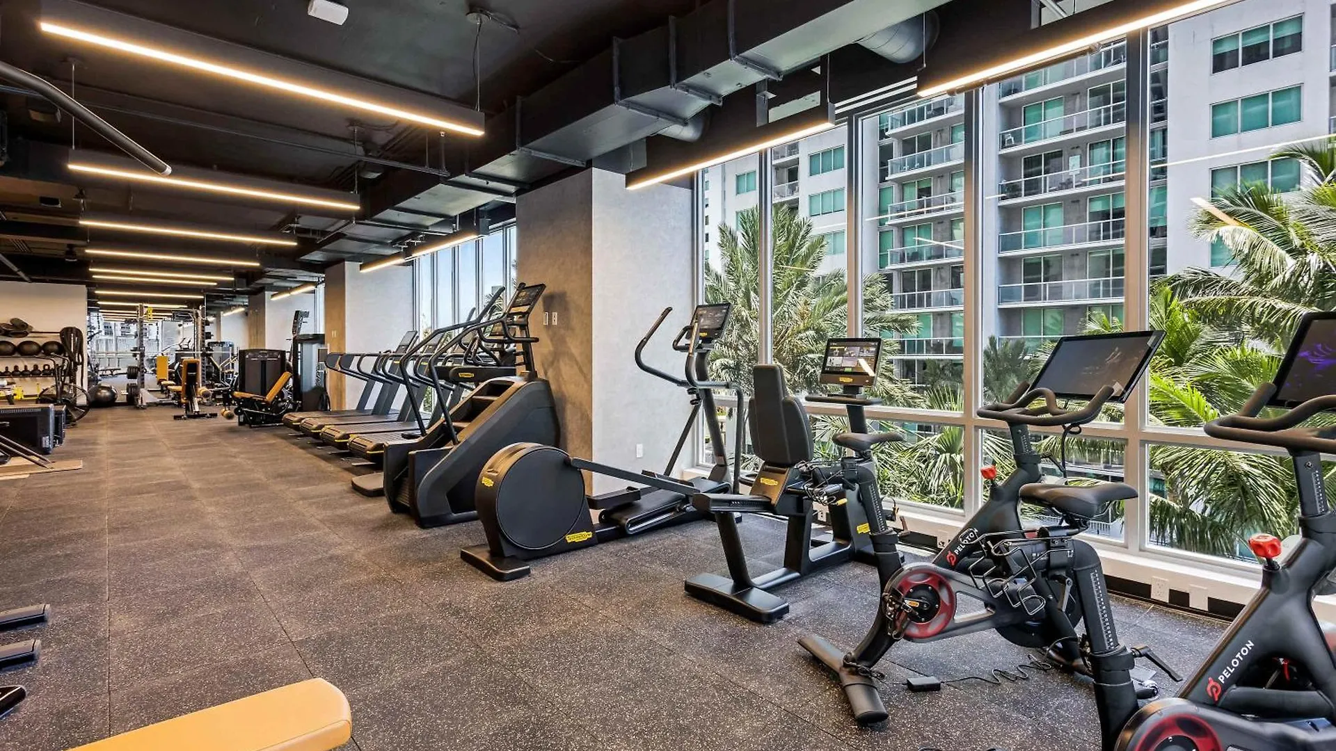 Huge Pool & Gym - Explore Miami's Heat Apartment *