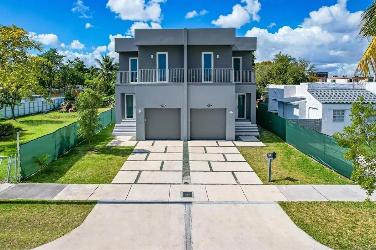 Modern Retreat Hot Tub & Gazebo Oasis Holiday home Miami