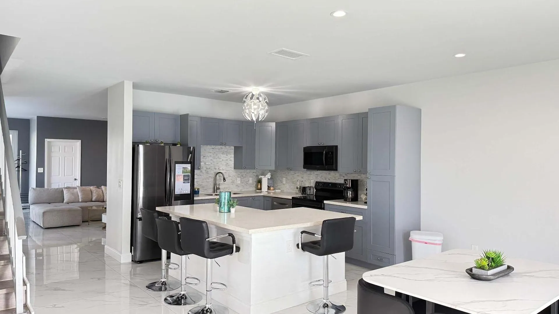 Modern Retreat Hot Tub & Gazebo Oasis Holiday home *