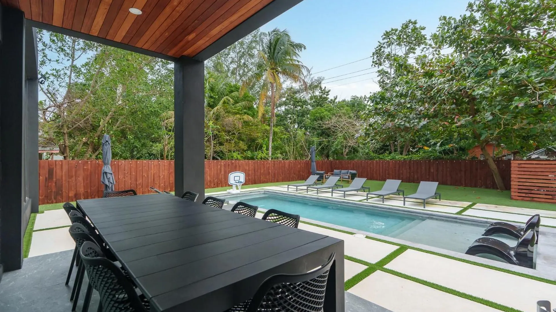 Holiday home Modern Build Heated Pool Huge Open Concept *