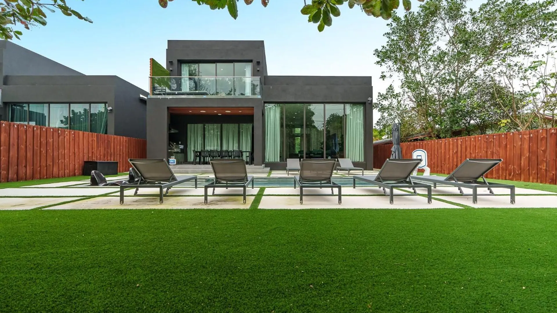 Modern Build Heated Pool Huge Open Concept Holiday home Miami