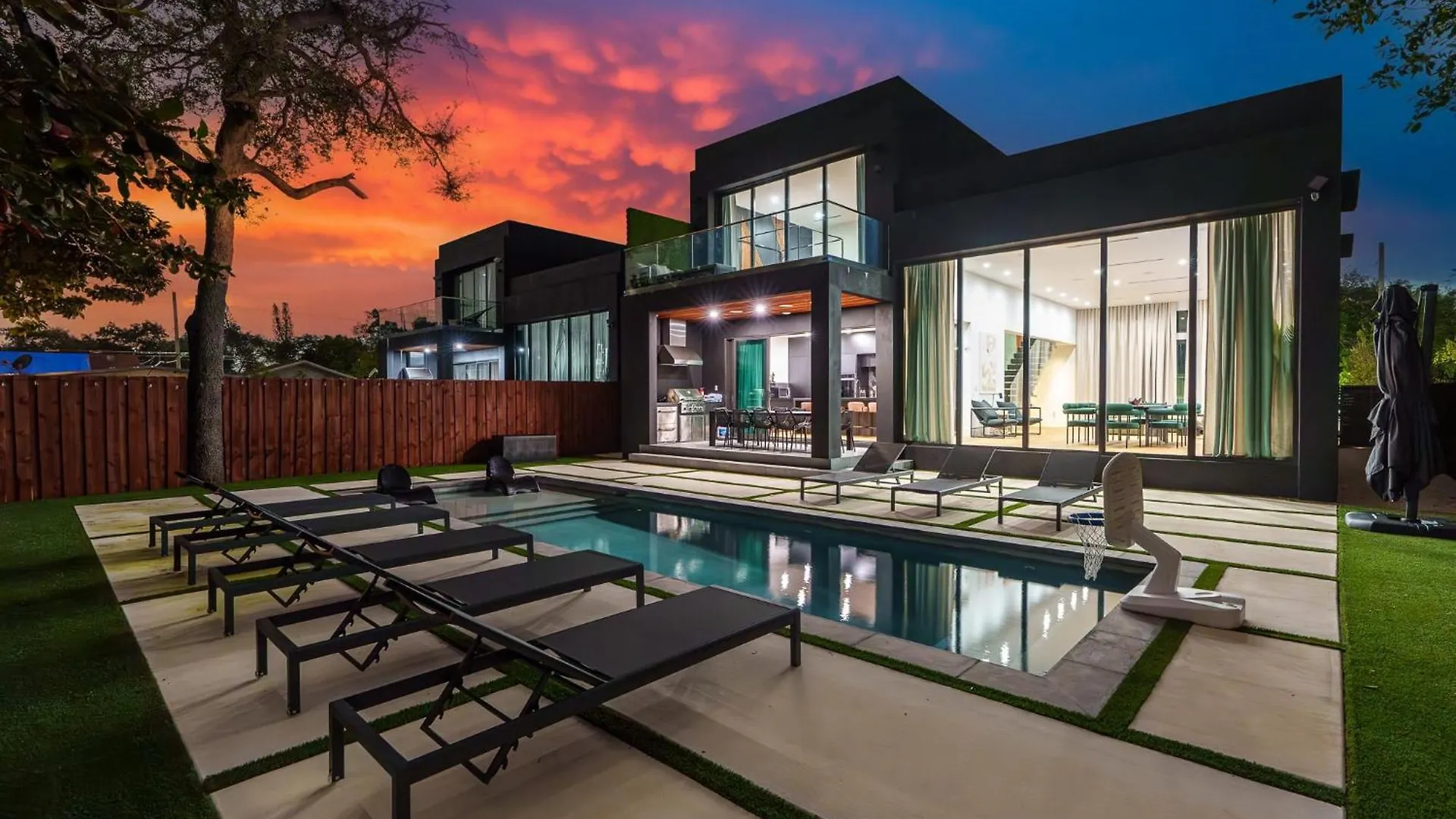 Modern Build Heated Pool Huge Open Concept Holiday home *