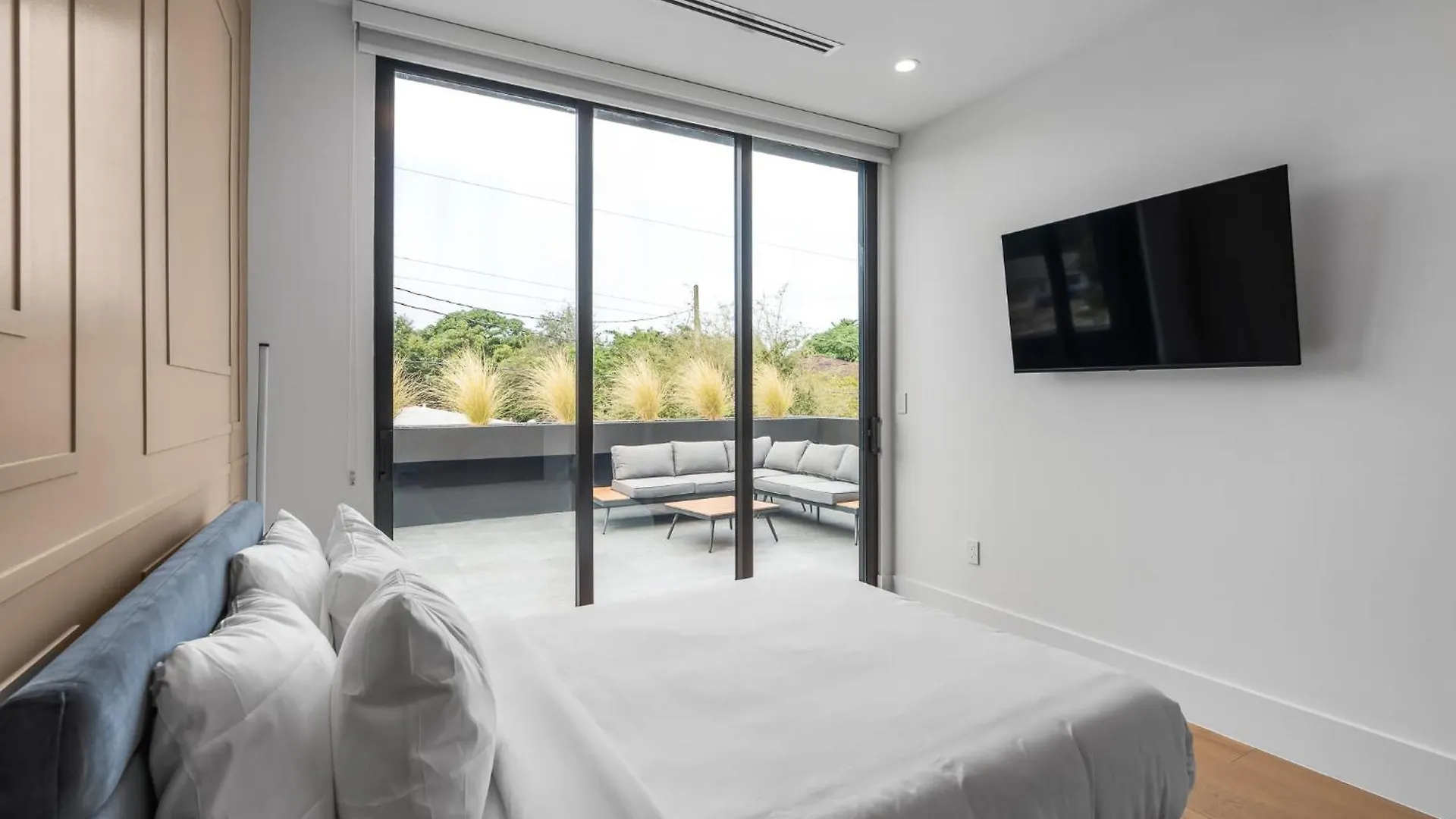 Holiday home Modern Build Heated Pool Huge Open Concept Miami