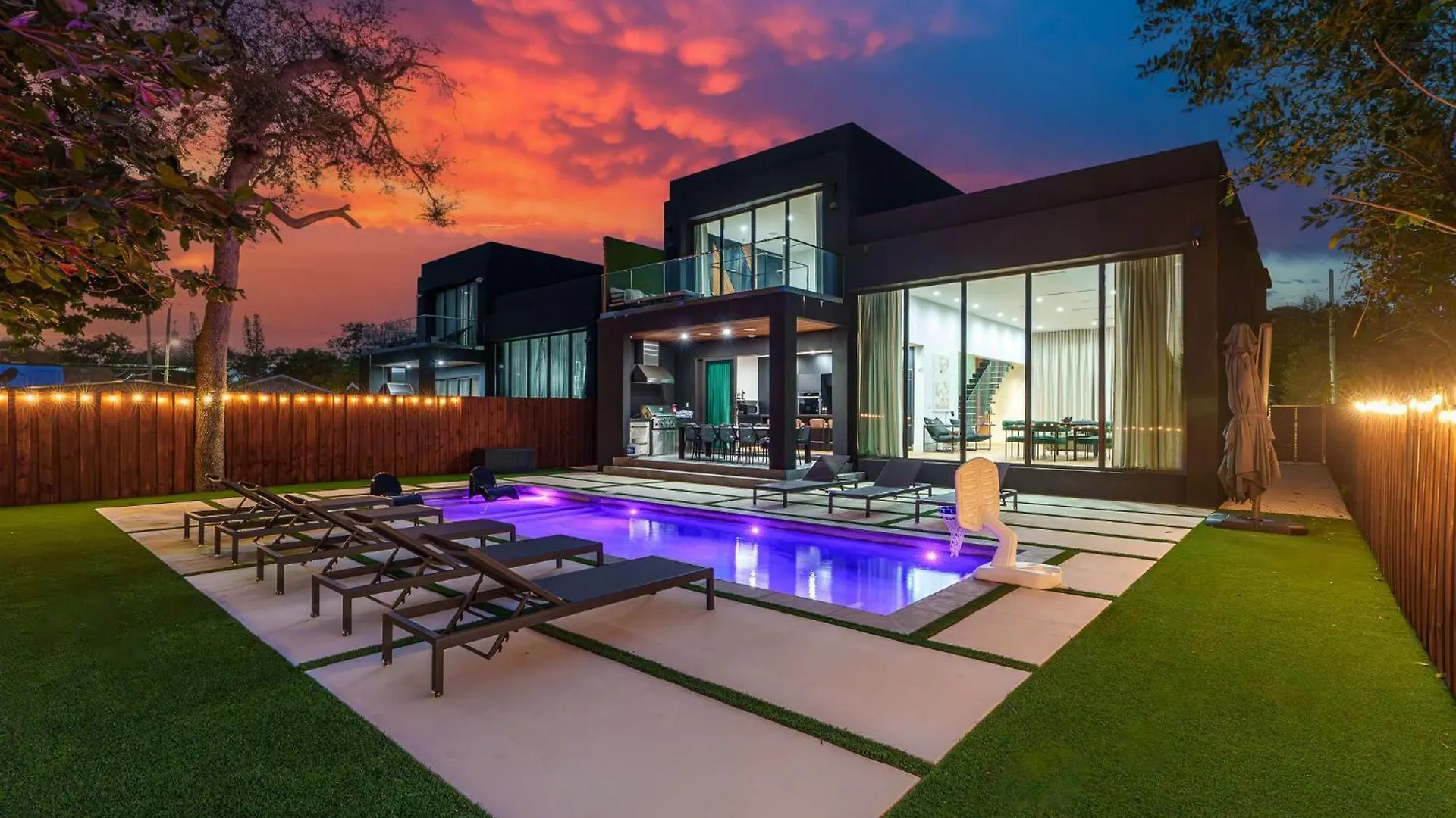 Holiday home Modern Build Heated Pool Huge Open Concept *