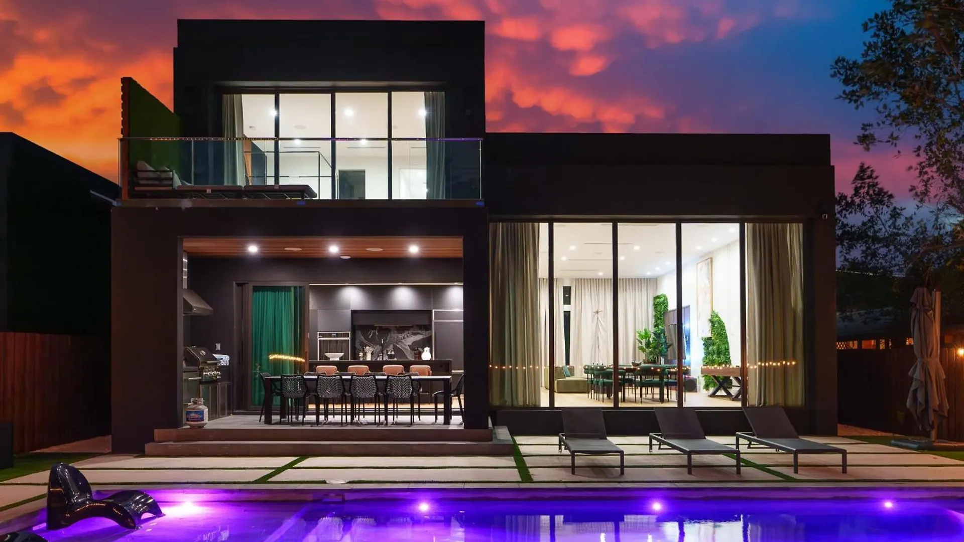 Modern Build Heated Pool Huge Open Concept Holiday home