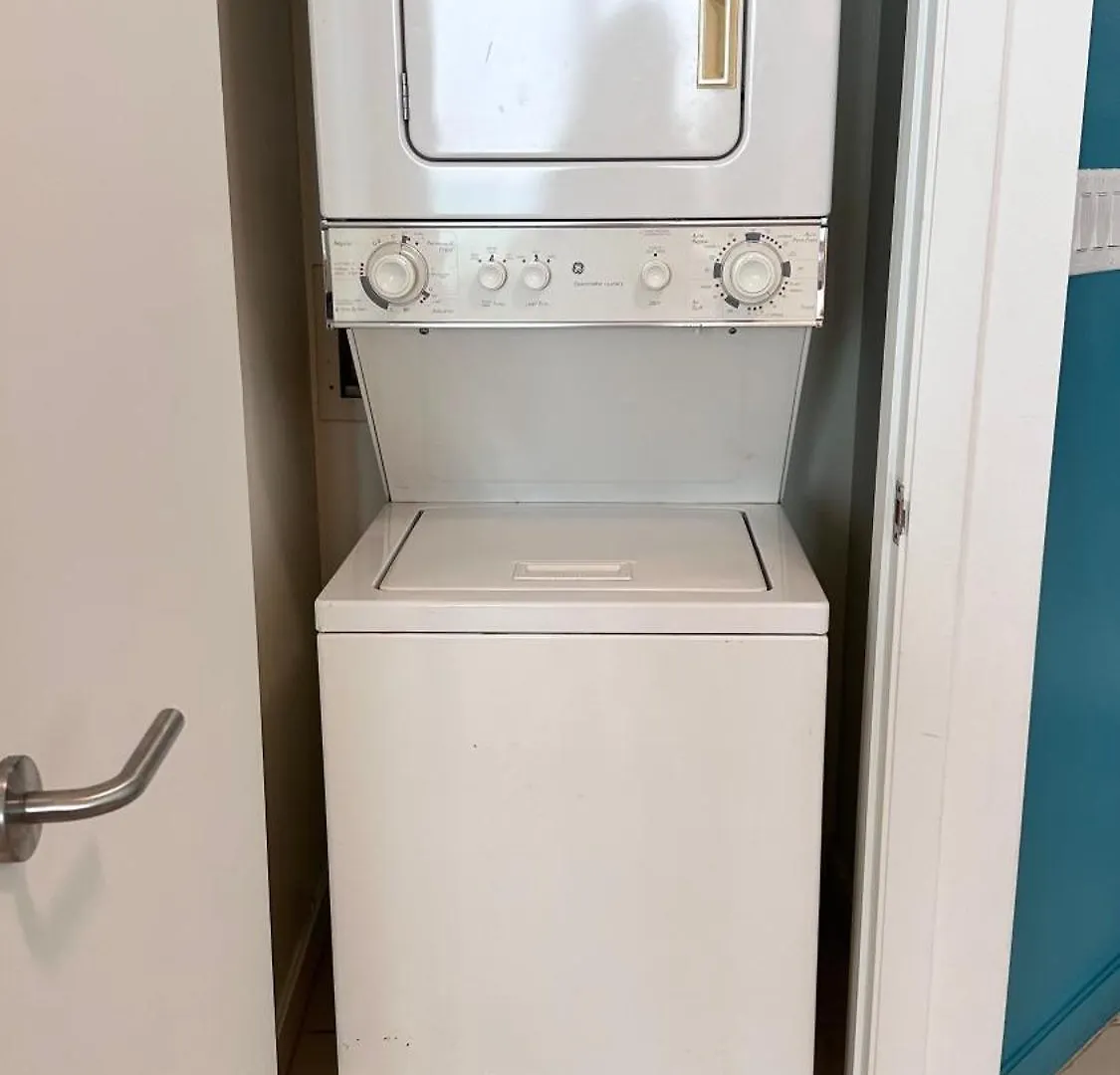 Breathtaking Direct Bay Views 2 Bedroom With Parking Apartment *