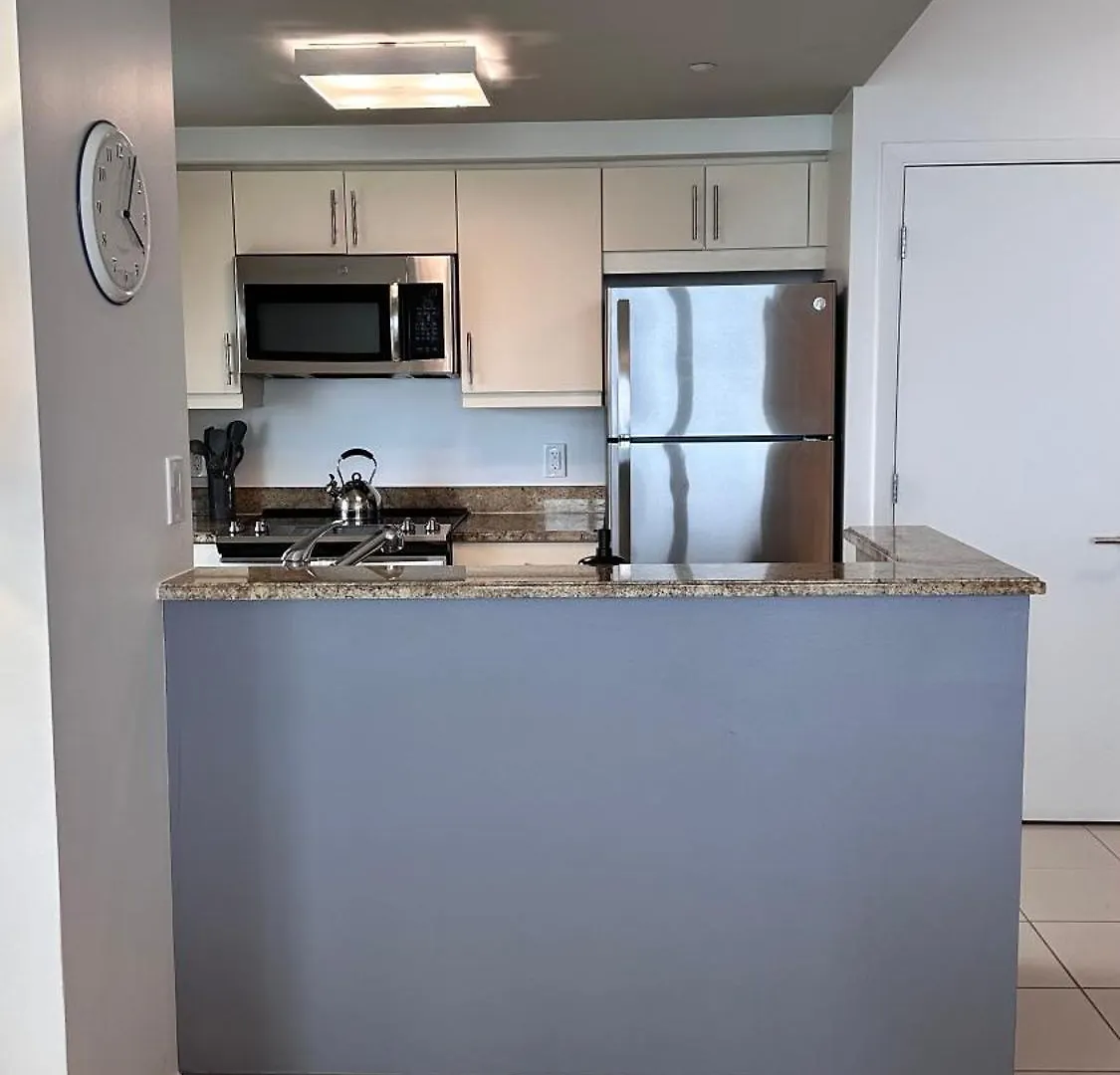 Breathtaking Direct Bay Views 2 Bedroom With Parking Apartment