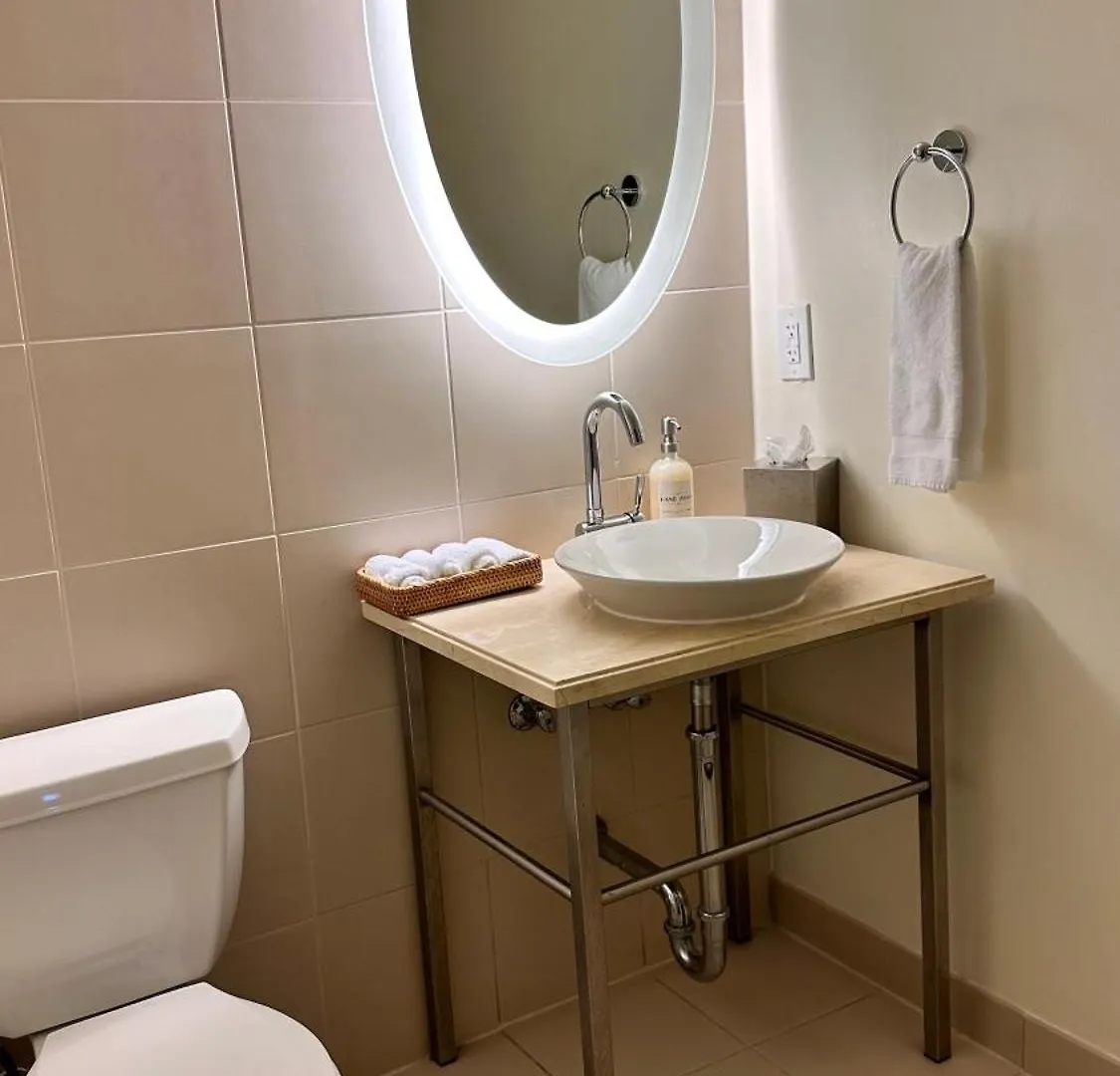 Breathtaking Direct Bay Views 2 Bedroom With Parking Apartment *