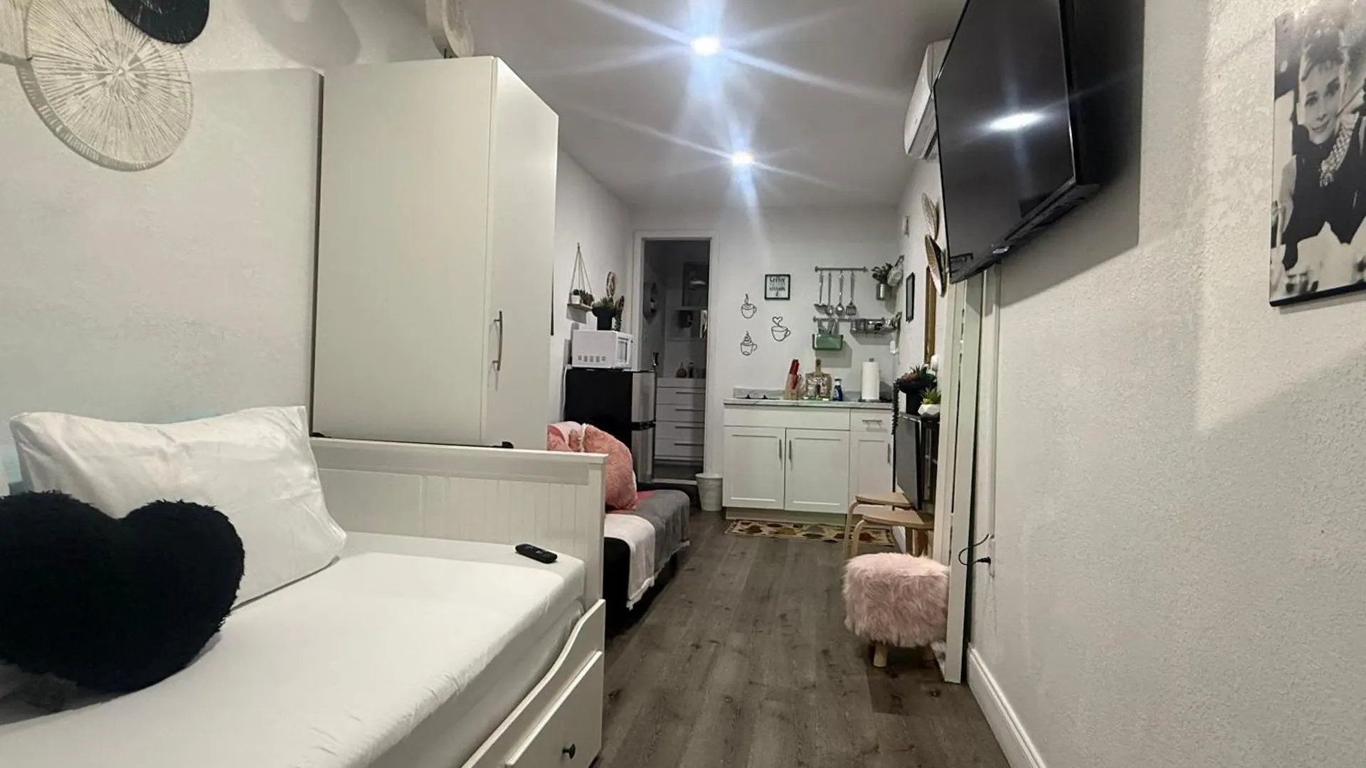 Tiny Place W Private Hot Jacuzzi 7 Min To International Airport Bed & Breakfast *