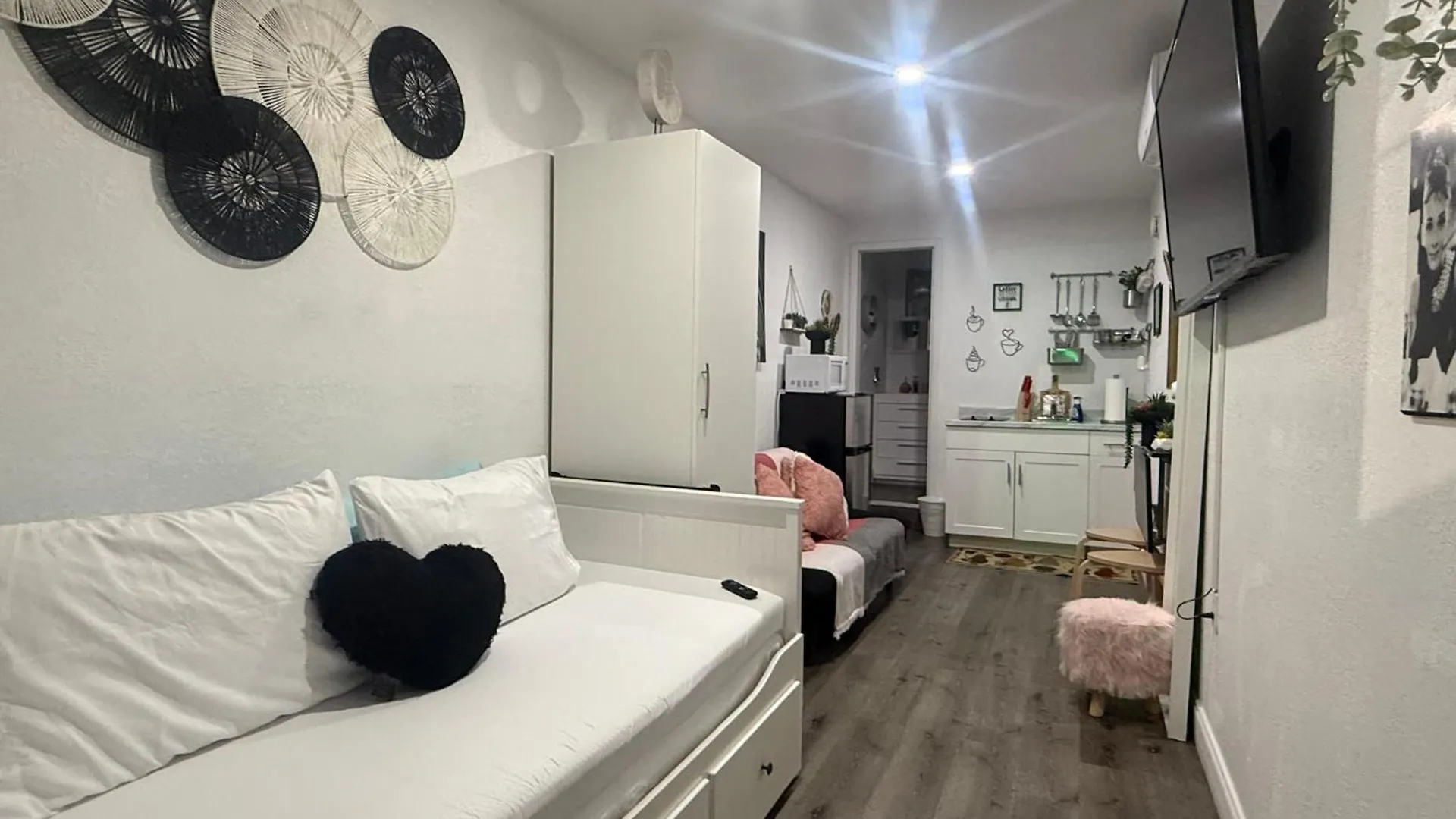 Tiny Place W Private Hot Jacuzzi 7 Min To International Airport Bed & Breakfast Miami