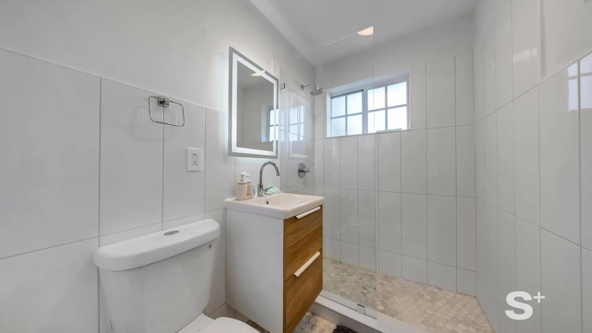 Modern 1-br In Apartment