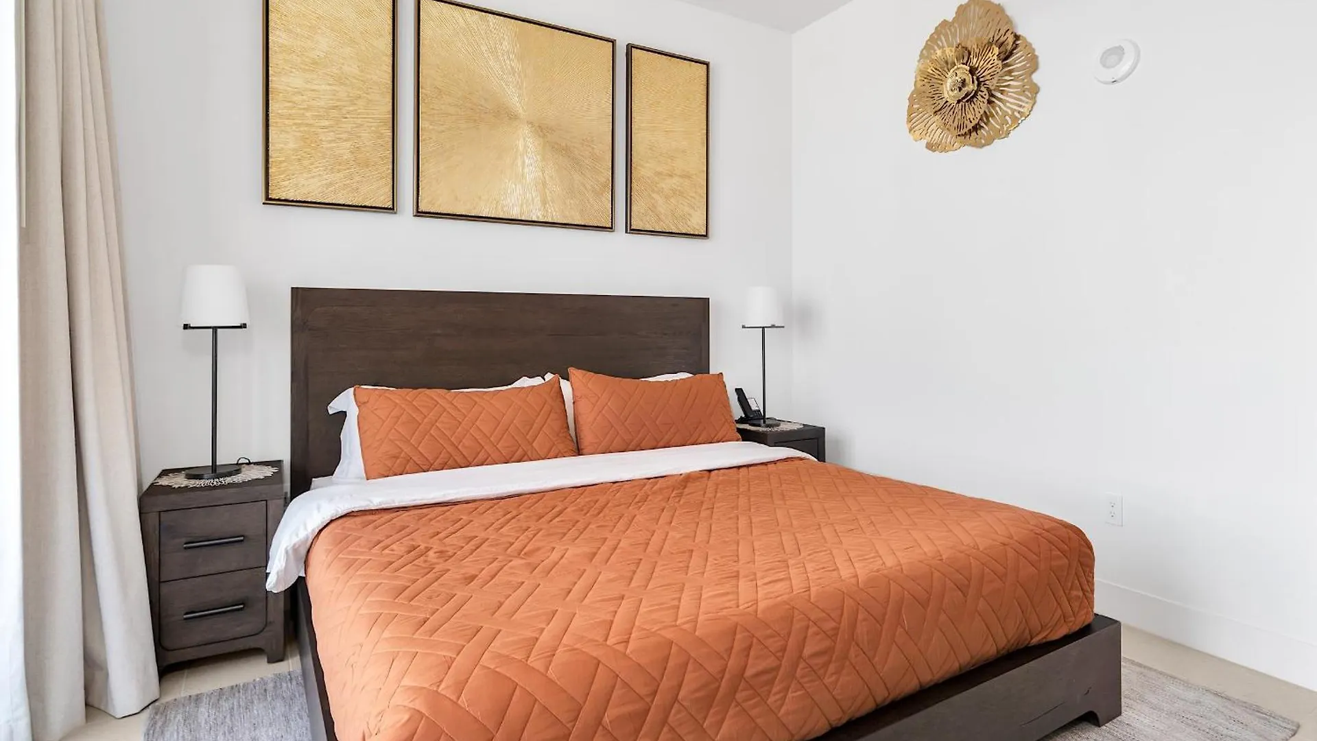 1bd Penthouse With Stunning & Water Views Apartment