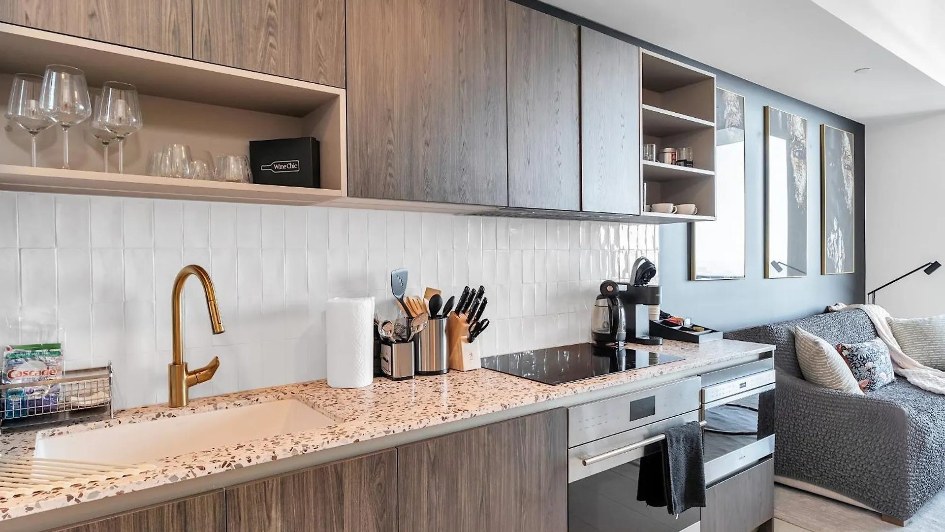 1bd Penthouse With Stunning & Water Views Apartment *