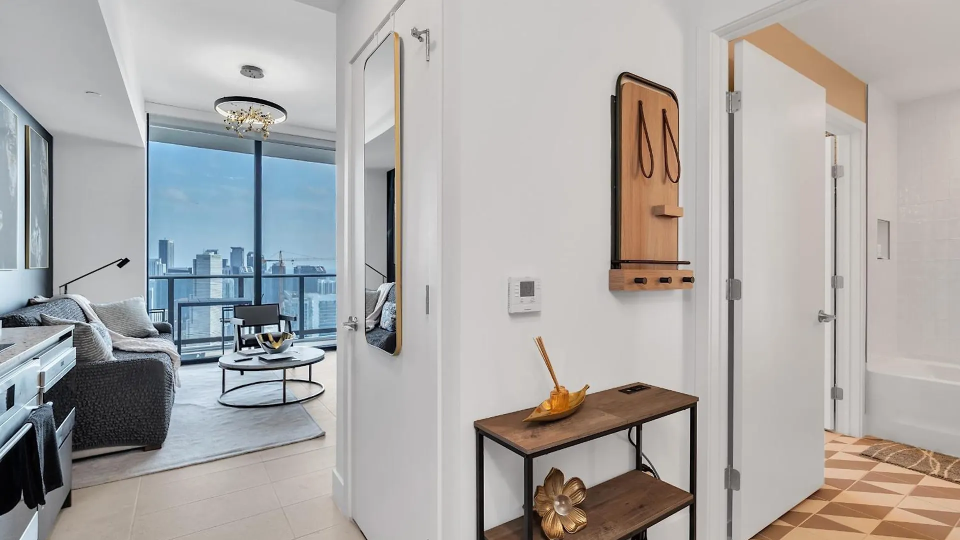 1bd Penthouse With Stunning & Water Views Apartment
