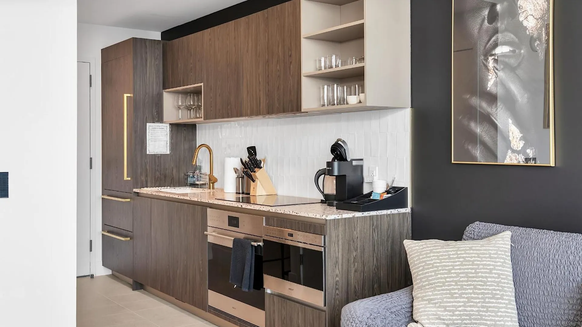 Apartment 1bd Penthouse With Stunning & Water Views
